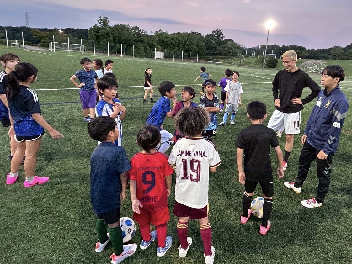 地域の子どもたちとサッカーを楽しむMatchamoré京都山城