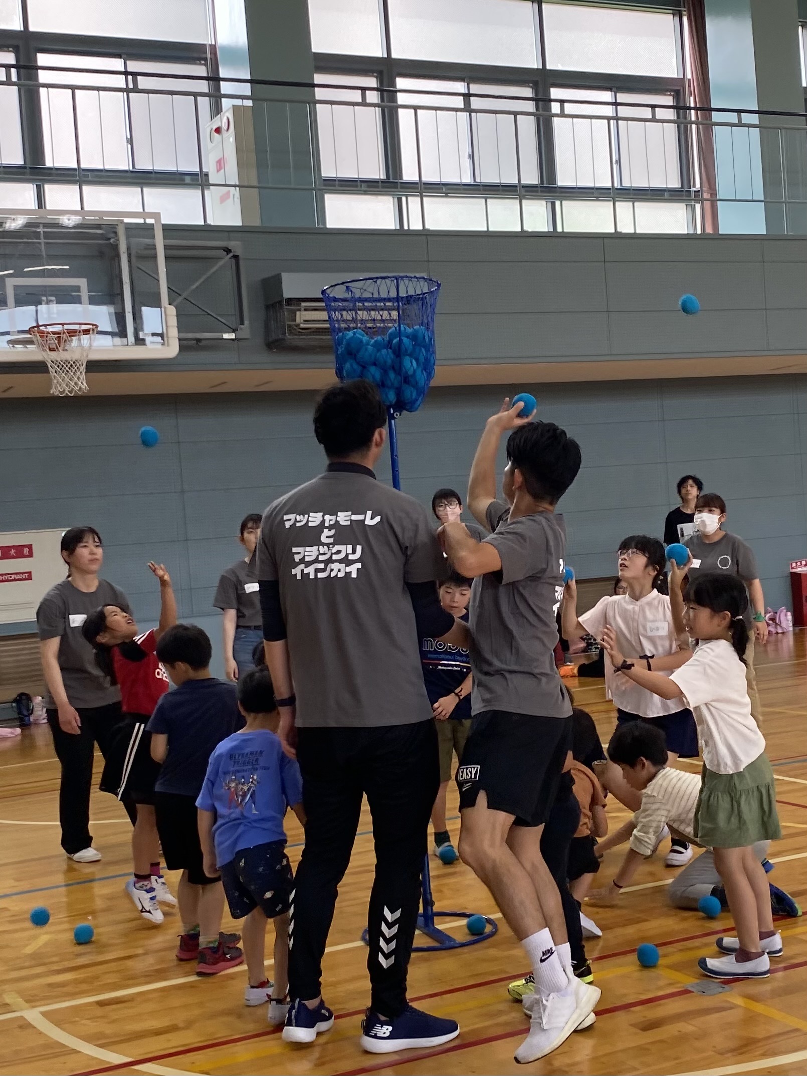 大学と連携して地域の子どもたちを招いた運動会