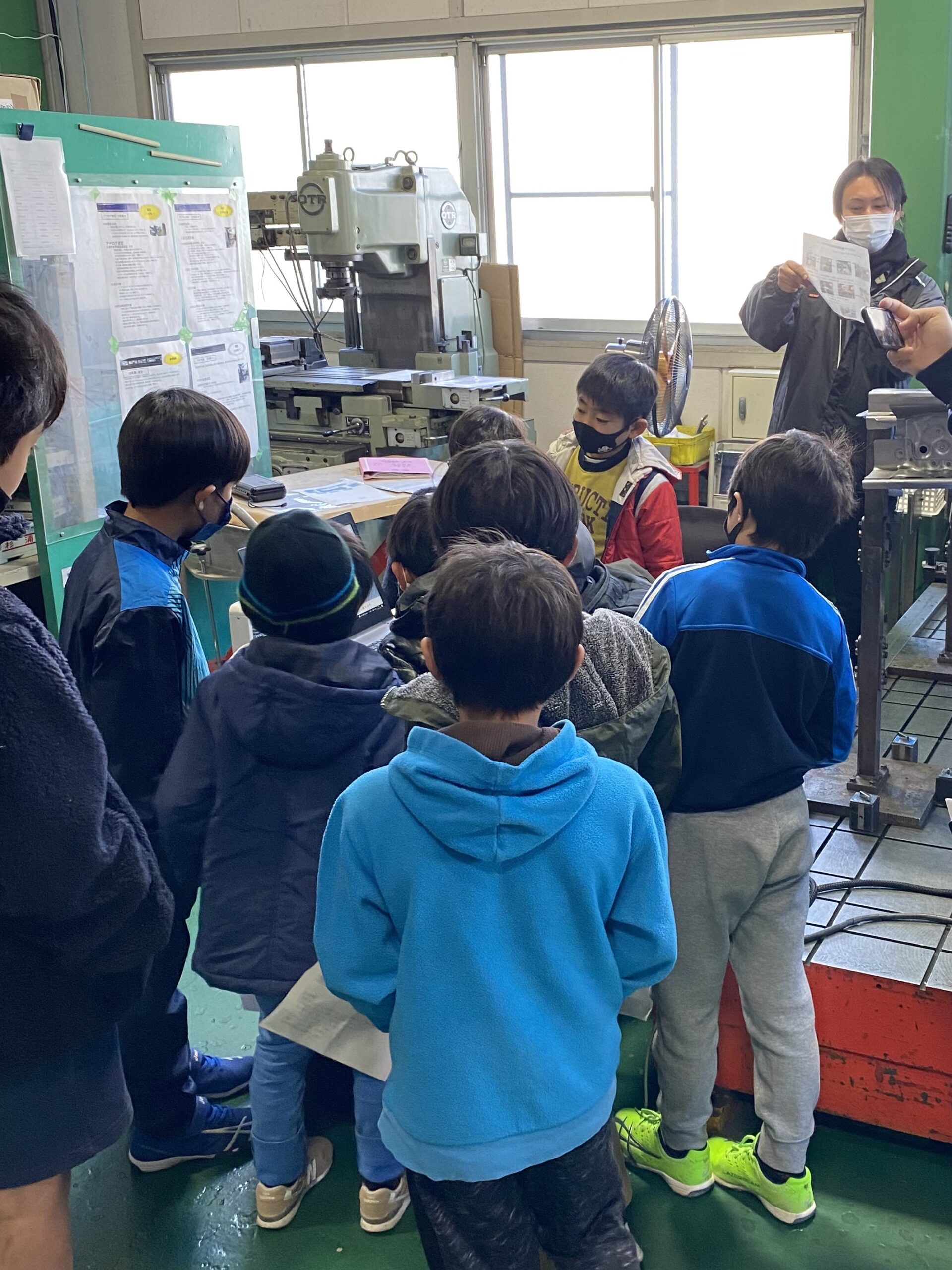 地域企業を訪問する子どもたちの工場見学
